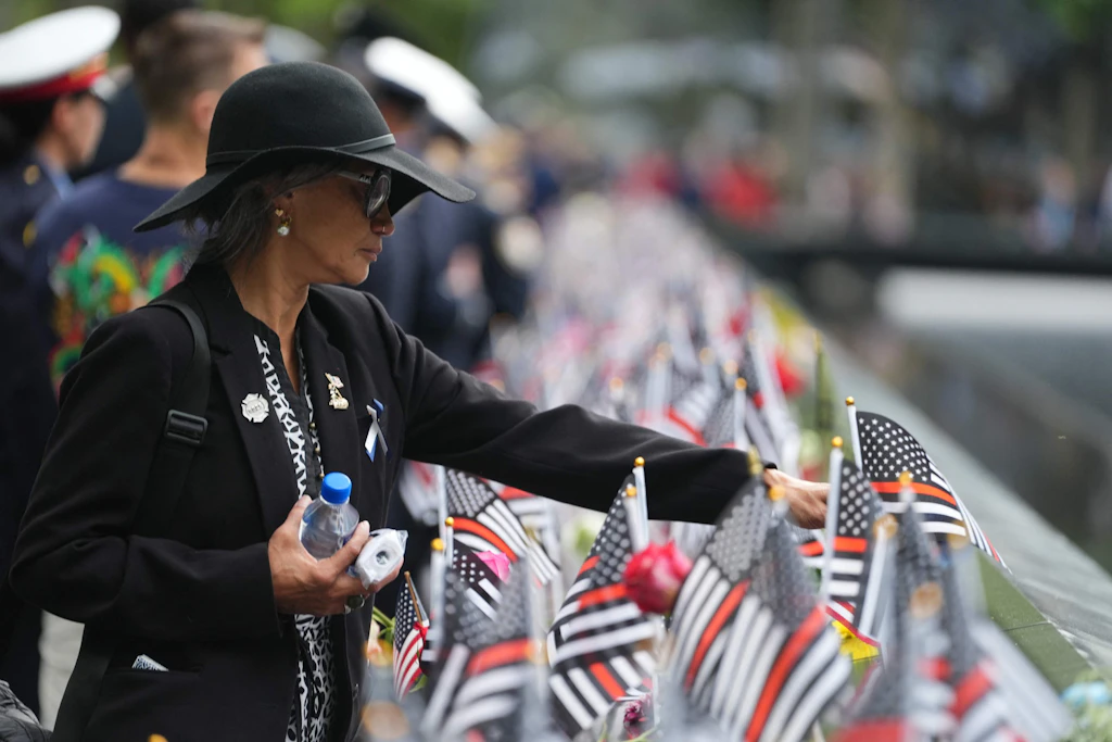 Eine Frau gedenkt am 25. Jahrestag der Terroranschläge vom 11. September am „National September 11 Memorial“ in New York.