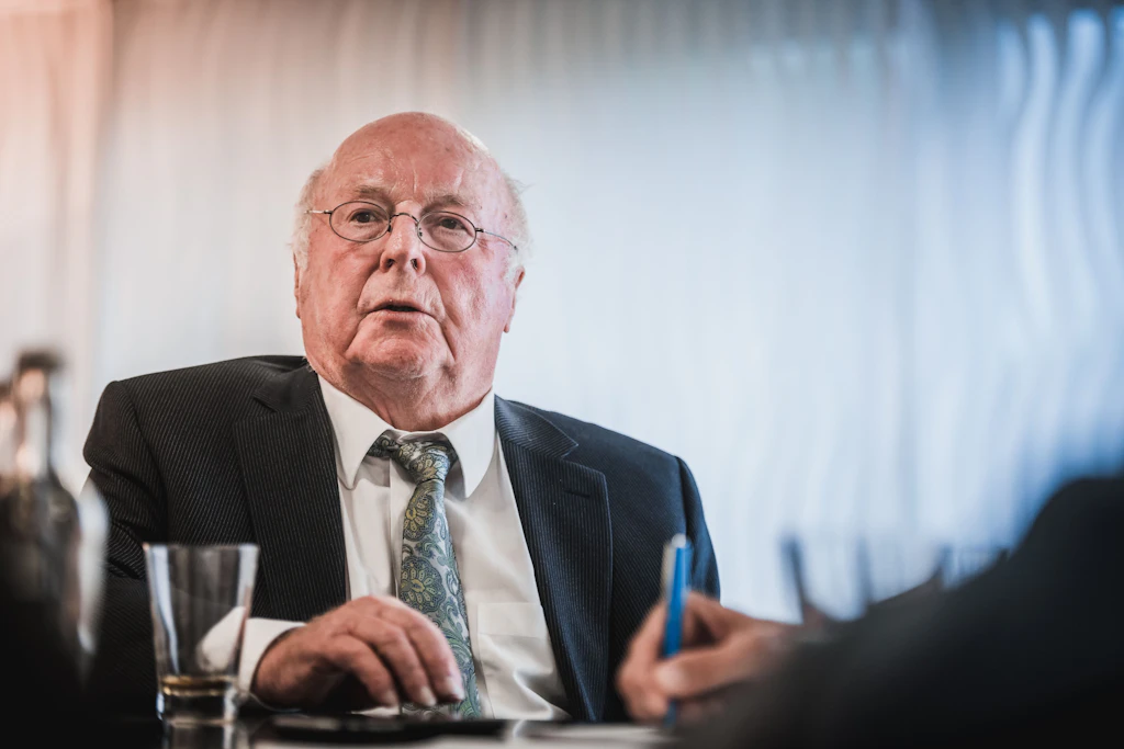 War nie um einen Spruch verlegen: Norbert Blüm. Der hier geht beispielsweise auf seine Kappe: „Die Arbeitsplätze ziehen weg, ziehen sie mit.“