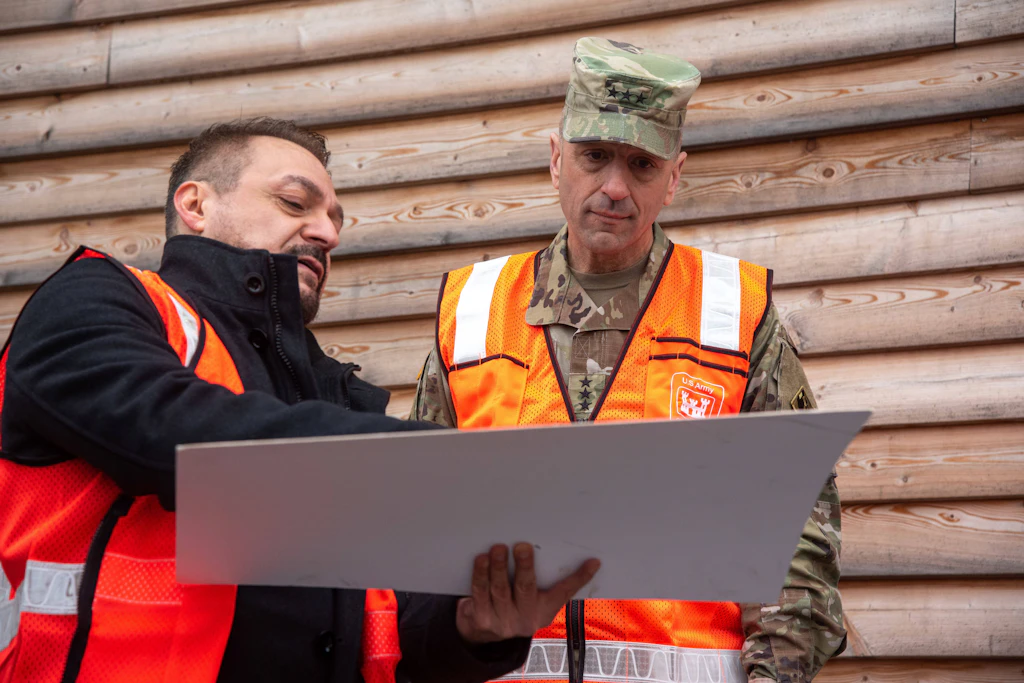 Planbesprechung auf der Baustelle: Die Bauausführung liegt in deutscher Hand, die Nutzungsanforderungen definiert nach Angaben des BMWSB vor allem die US-Administration.
