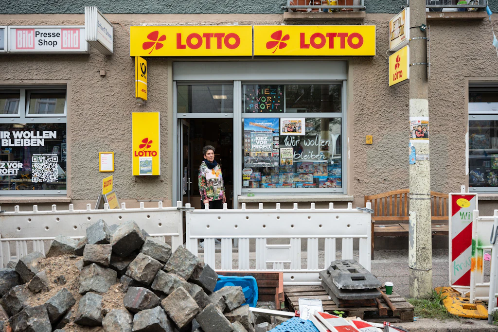 Tränen der Erleichterung: Ein Meilenstein für den Post-Kiosk in der Novalisstraße