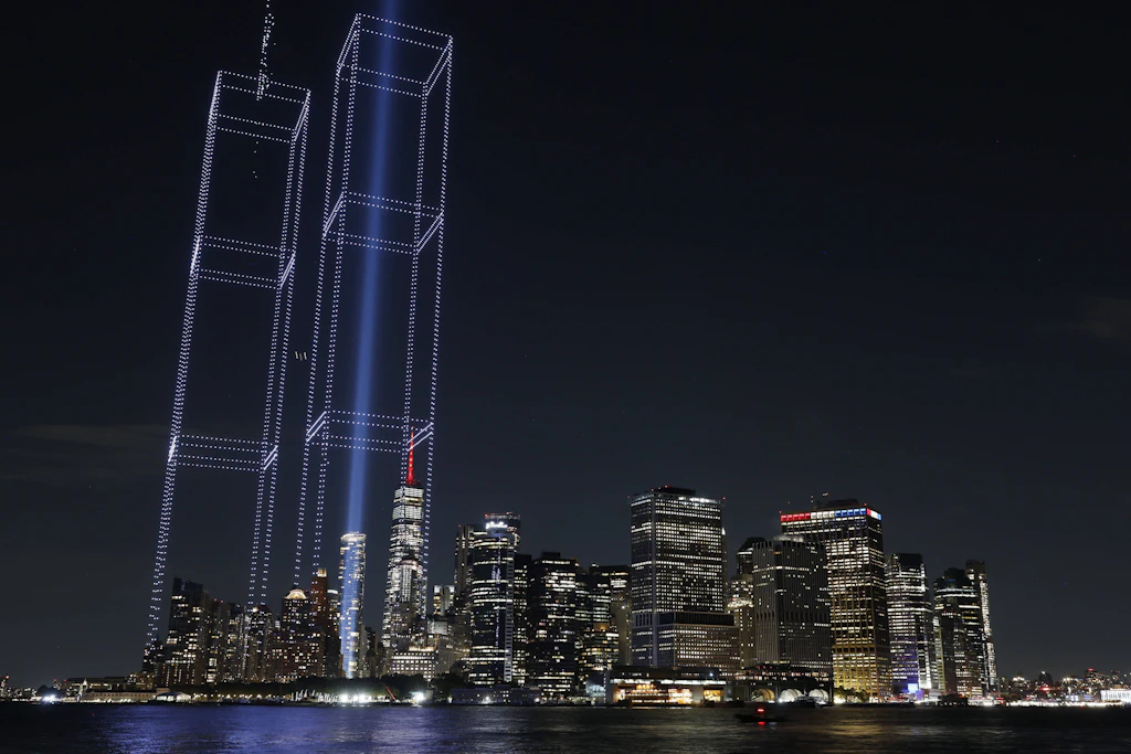 Eine Drohneninstallation erinnerte bereits am Donnerstagabend über Manhattan an die Opfer der Anschläge vom 11. September.