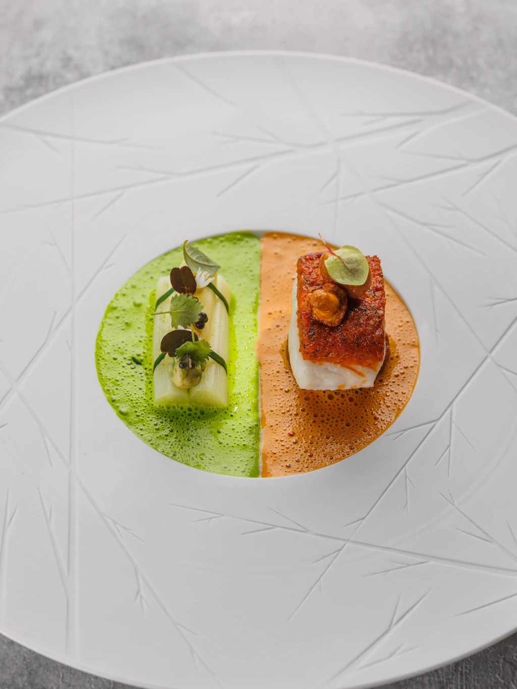 Eine Schwäche für Rot-Grün? Zander, weißer Spargel, Tomate, Bärlauch gibt es als zweiten Gang im Degustationsmenü für 235 Euro.