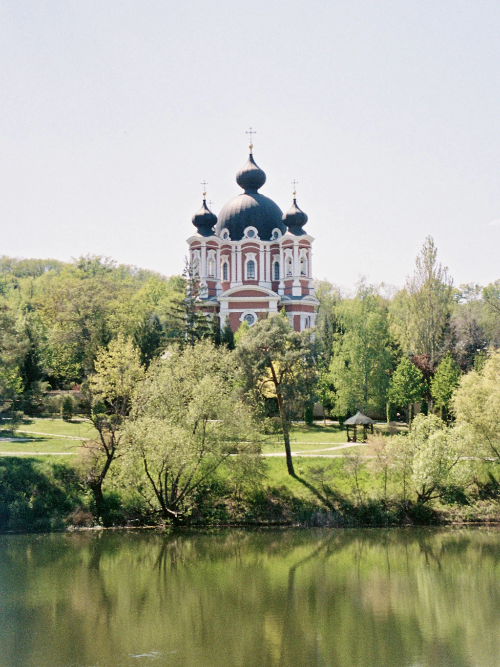 Sehenswürdigkeit nordwestlich von Chișinău: Kloster Curchi.