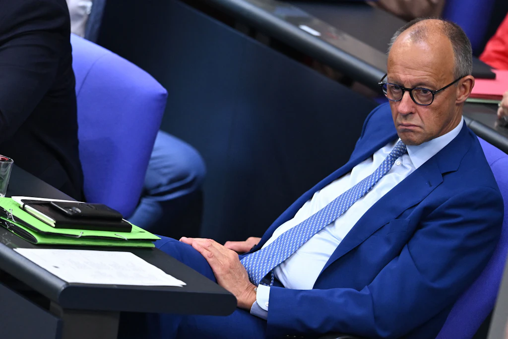 Bundeskanzler Friedrich Merz (CDU) sitzt auf der Regierungsbank im Bundestag nach der Landtagswahl in Sachsen-Anhalt.