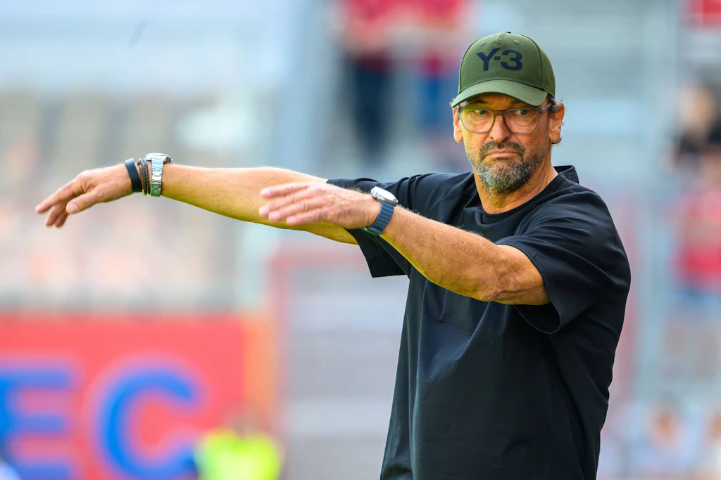 Claus-Dieter Wollitz will mit Energie Cottbus in Karlsruhe den zweiten Saisonsieg feiern.
