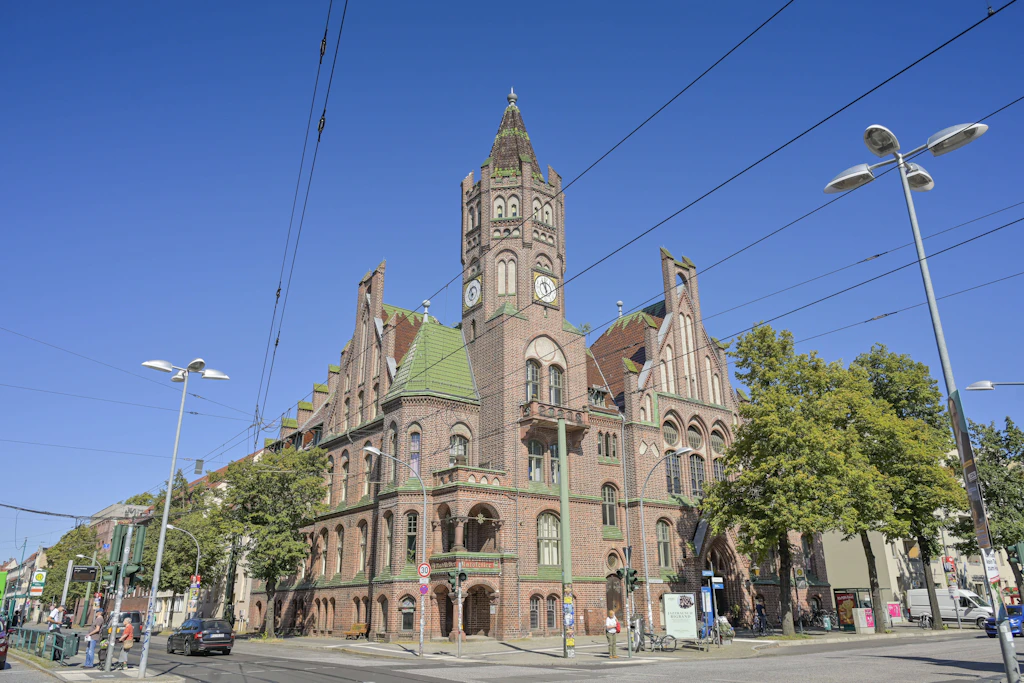 Das Alte Rathaus wird heute von der Arbeiterwohlfahrt als Kulturhaus in Babelsberg genutzt.