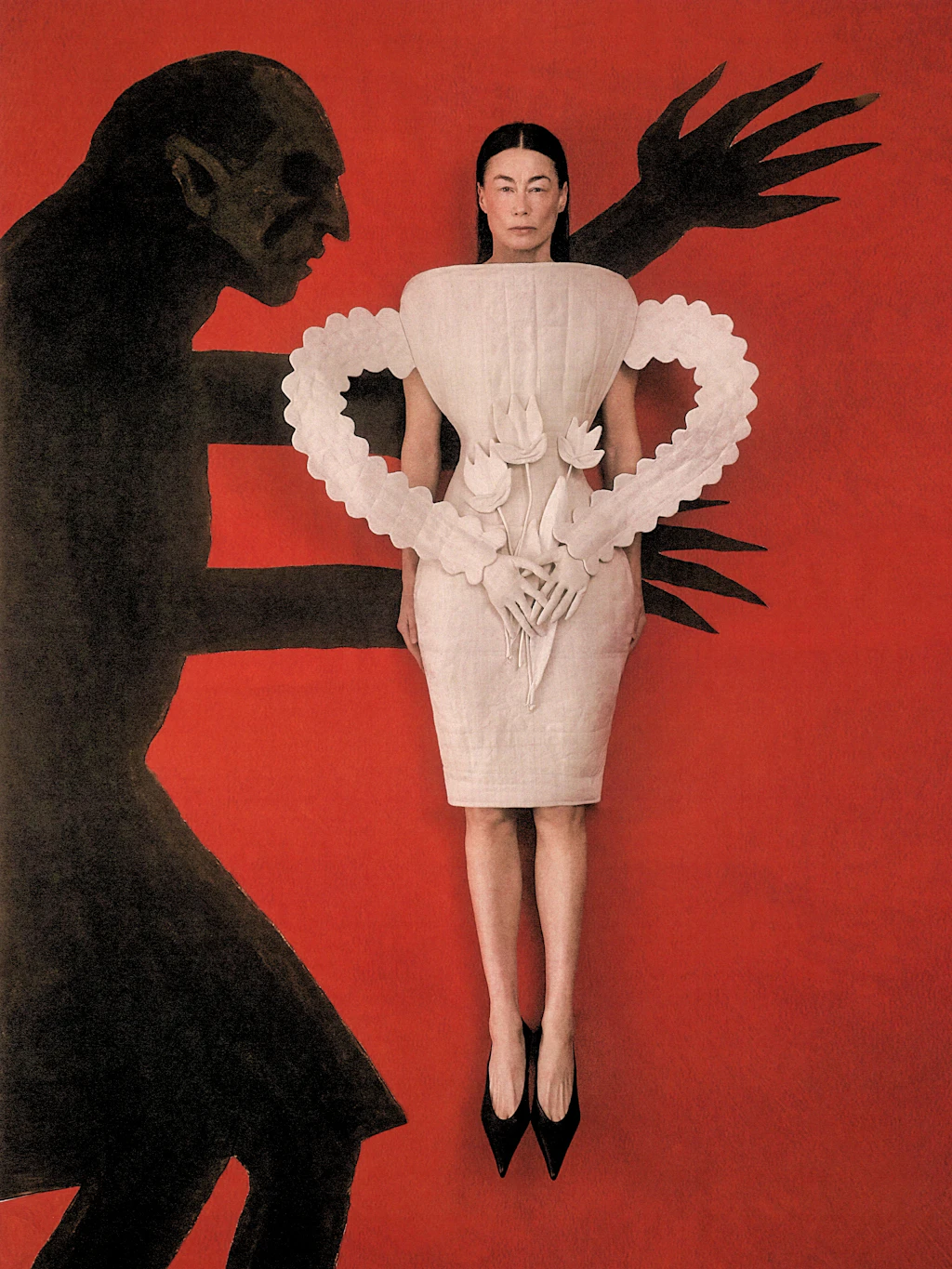 Das skulpturale „Bokály-Kleid“ aus der Kollektion „The Chronicles“ von Dora Abodi ist der Silhouette eines traditionellen siebenbürgischen Keramikkrugs nachempfunden.