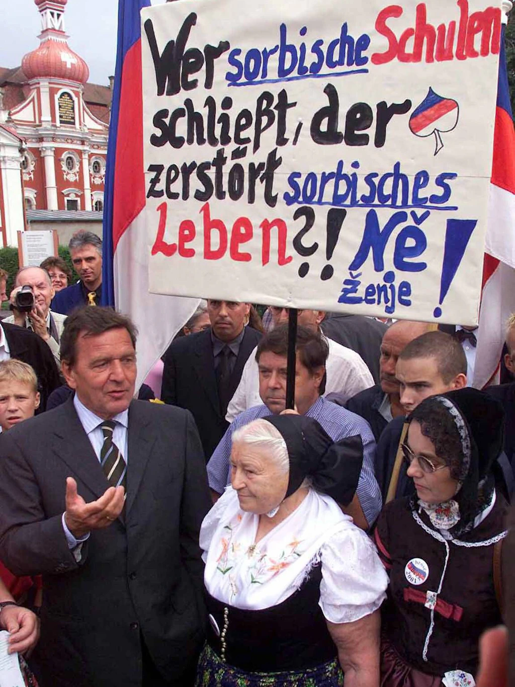 Der damalige Bundeskanzler Gerhard Schröder im Gespräch mit sorbischen Demonstranten über die Schließung sorbischer Schulen während seines Besuchs in Ostritz im Jahr 2001