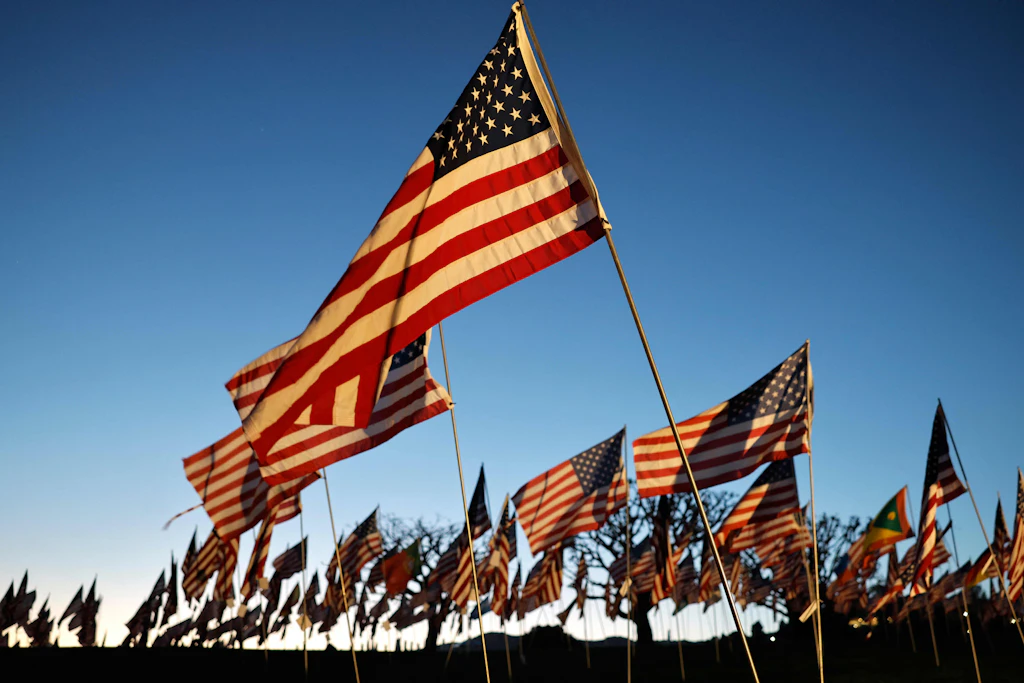 Fast 3.000 US-Flaggen erinnern an die Opfer der Terroranschläge vom 11. September 2001 auf dem Campus der Pepperdine University in Malibu, Kalifornien. Die Installation wurde zum 25. Jahrestag von 9/11 am 10. September 2026 aufgebaut.