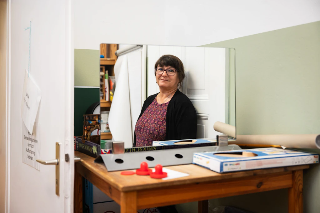 Die Ergotherapeutin Nadja Schünemann in ihrer Praxis.