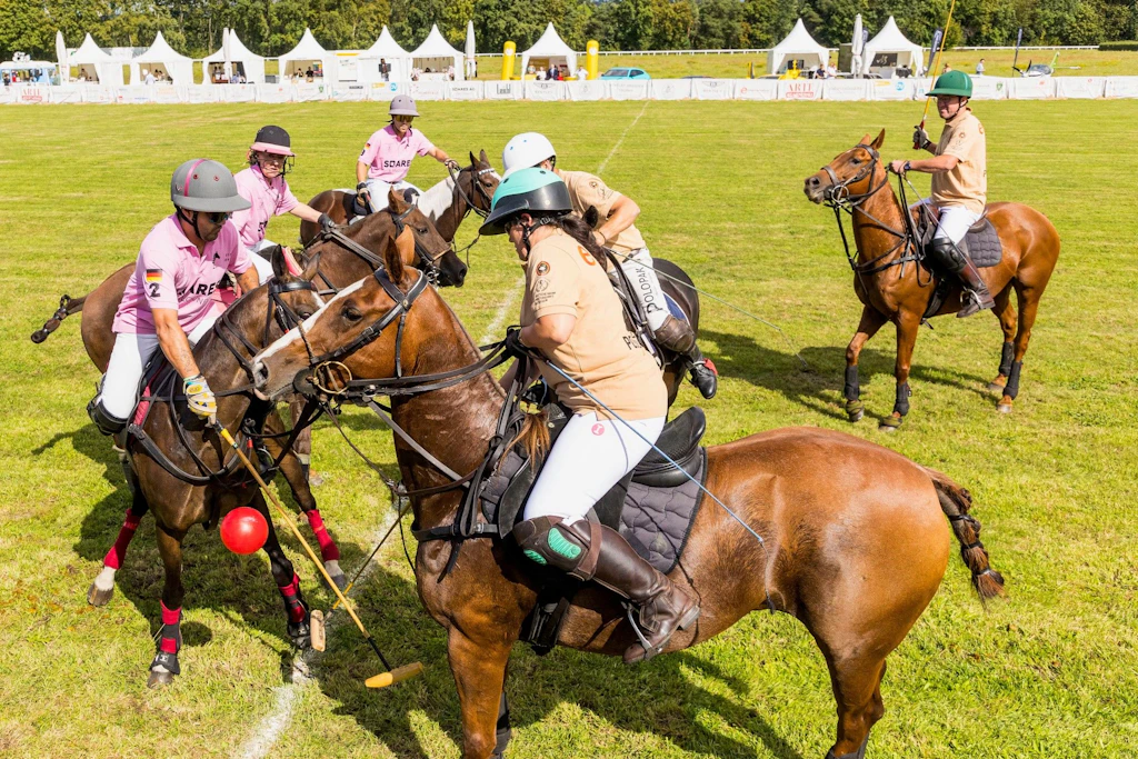Das Polo-Turnier in Dresden findet auf einem kleineren Spielfeld statt, als es im klassischen Polo genutzt wird.
