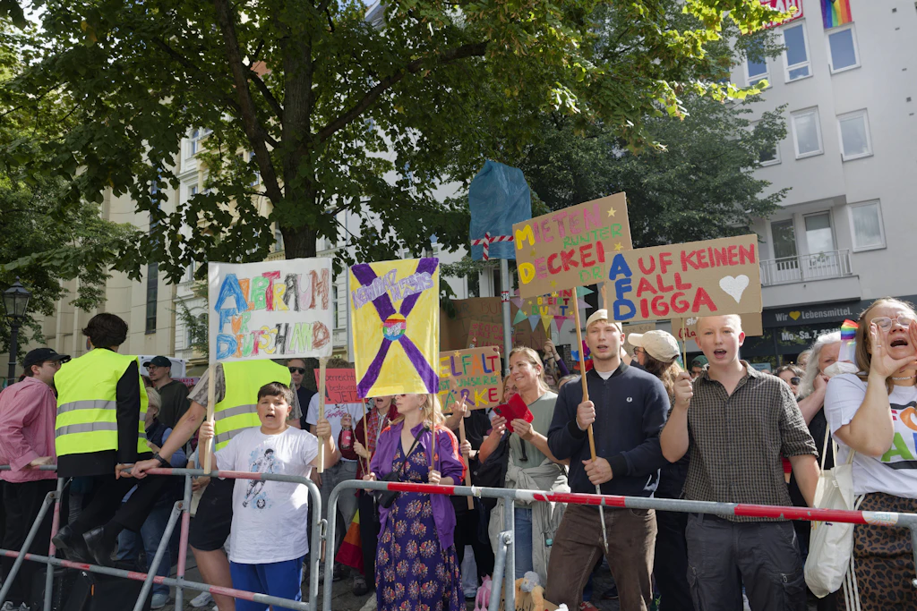 Anwohner des Klausenerplatzes demonstrieren gegen ein AfD-Wahlevent.