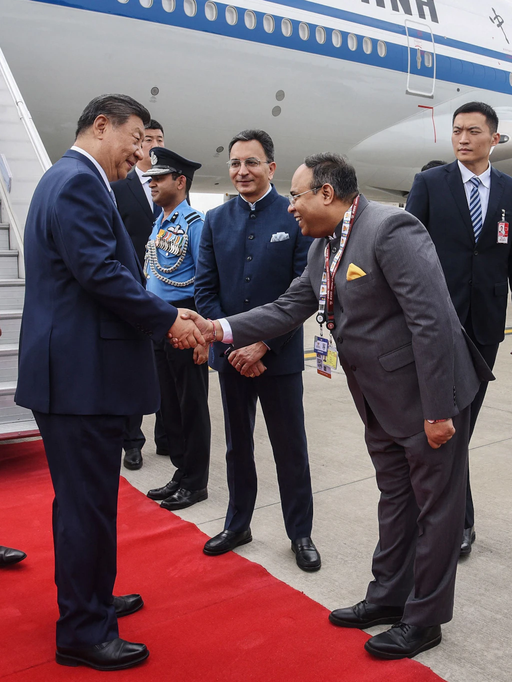 Chinas Staatschef Xi Jinping wird am 12. September 2026 bei seiner Ankunft in Neu-Delhi begrüßt. Er nimmt dort am Brics-Gipfel mit den Staats- und Regierungschefs unter anderem aus Indien, Russland und Iran teil.
