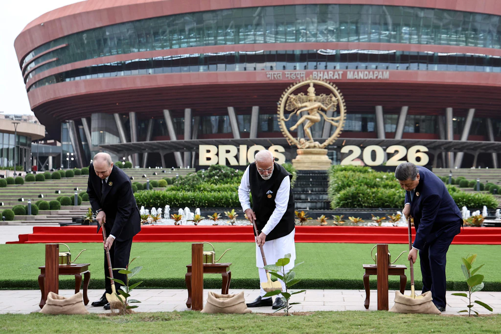 Russlands Präsident Wladimir Putin, Indiens Premierminister Narendra Modi (M.) und Chinas Präsident Xi Jinping pflanzen beim 18. BRICS-Gipfel am Bharat Mandapam in Neu-Delhi gemeinsam Bäume.