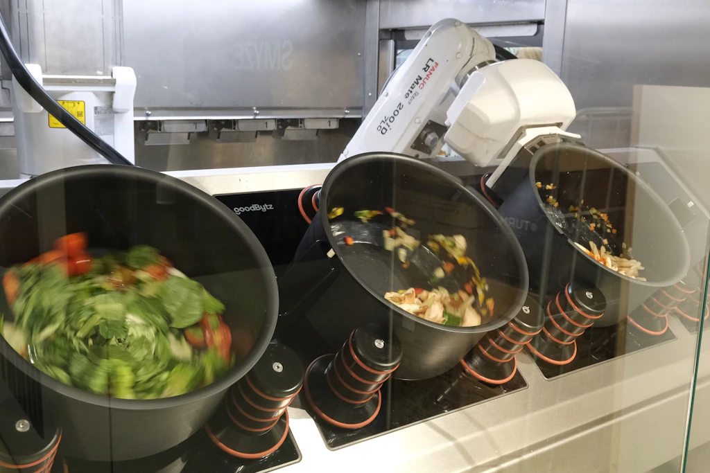 Roboterarm am Herd statt ein Koch: In Leipzig öffnete Deutschlands erstes Robotik-Restaurant.