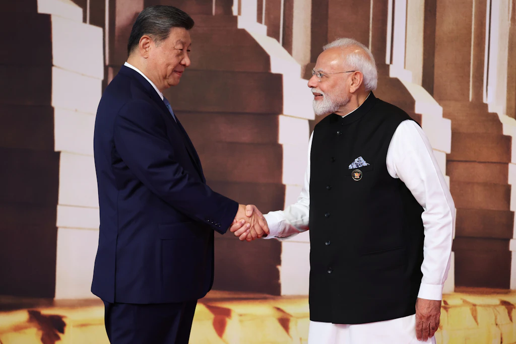 Mit Spannung erwartet: Der chinesische Präsident Xi Jinping (l) und der indische Ministerpräsident Narendra Modi reichen sich bei einer Begrüßungszeremonie auf dem Brics-Gipfel die Hand.