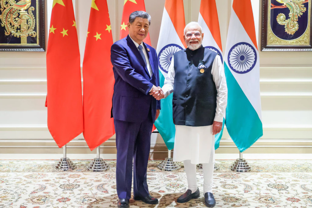 Indiens Premierminister Narendra Modi (r.) schüttelt Chinas Staatspräsident Xi Jinping (l.) vor einem bilateralen Treffen am Rande des Brics-Gipfels im Bharat Mandapam in Neu-Delhi die Hand.