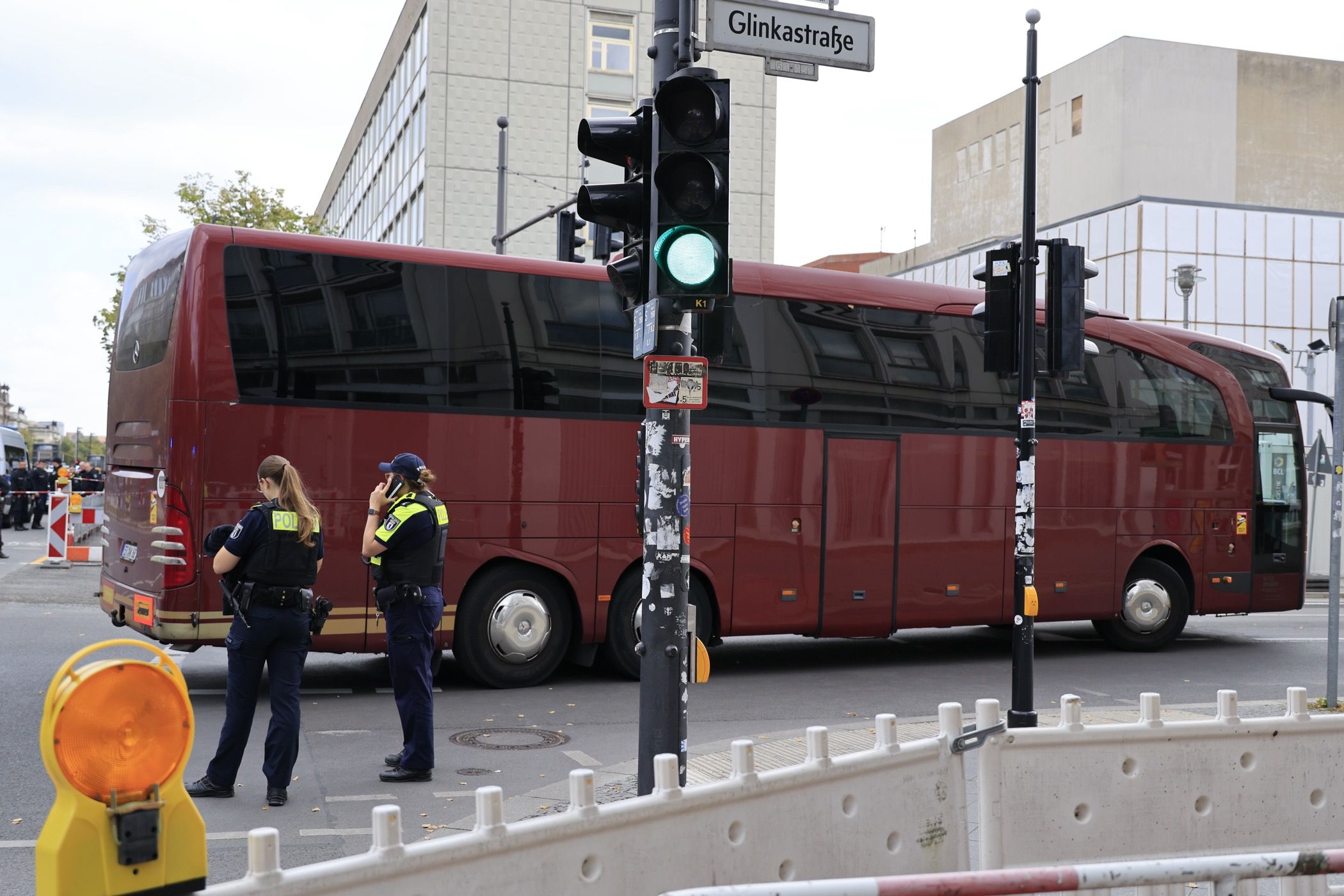 Reisebus erfasst Fußgängerin in Berlin-Mitte – Frau schwer verletzt