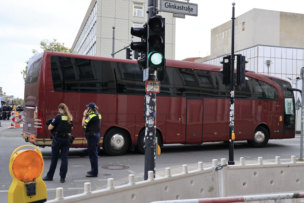 In Berlin-Mitte ist eine Frau von einem voll besetzten Reisebus erfasst worden.
