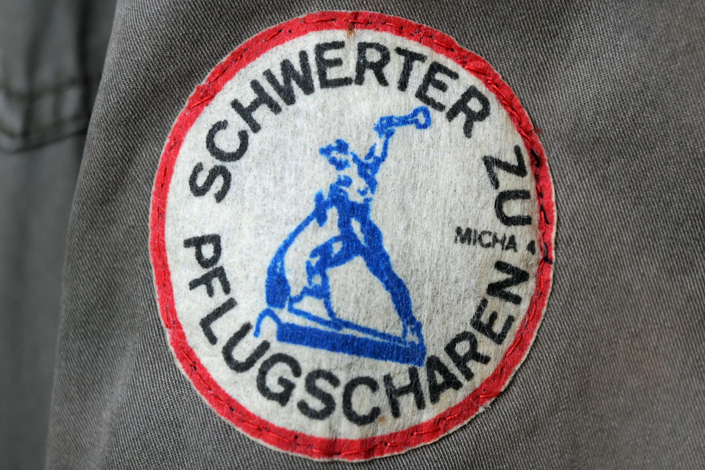 Der Schwerter-zu-Pflugscharen-Aufnäher unseres Kolumnisten aus dem Jahr 1981
