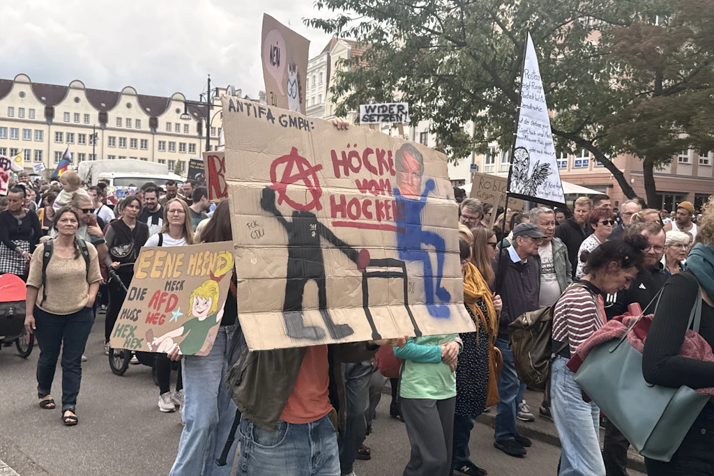 Der Demonstrationszug zieht am Samstag durch die Rostocker Innenstadt. Viele Teilnehmer haben eigene Plakate mitgebracht.
