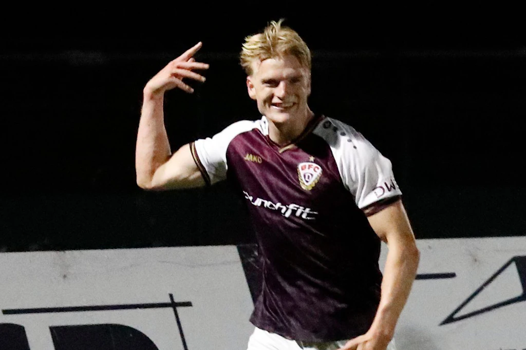 Nach seinem Sturmlauf über 90 Meter hat Levin Mattmüller vom BFC Dynamo auch noch Kraft für einen Jubelspurt.