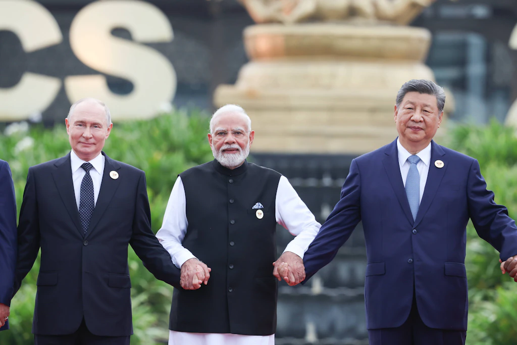 Russlands Präsident Wladimir Putin, Indiens Premierminister Narendra Modi und Chinas Präsident Xi Jinping (v. l.) bei einer Baumpflanzzeremonie während des 18. Brics-Gipfels in Neu-Delhi am 12. September 2026.