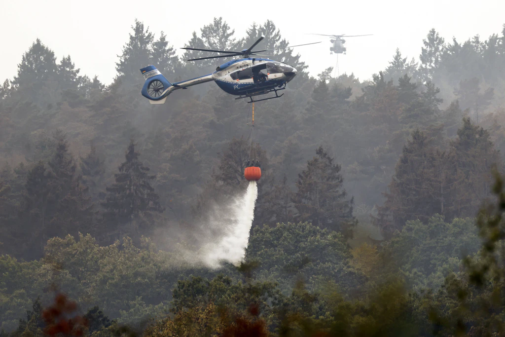 Hubschrauber von Bundeswehr und Bundespolizei, Bergepanzer der Bundeswehr waren beim Waldbrand im Hürtgenwald im Einsatz. 