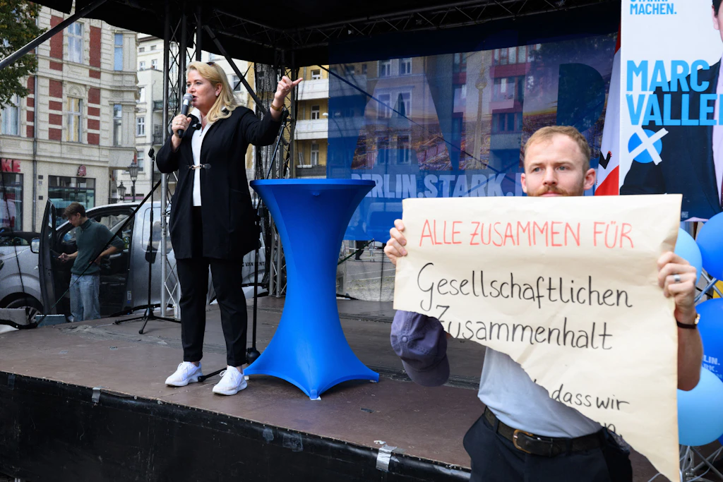 Fraktionsvorsitzende und AfD-Spitzenkandidatin Kristin Brinker spricht bei der Wahlkampfabschlussveranstaltung der AfD in Berlin-Charlottenburg.