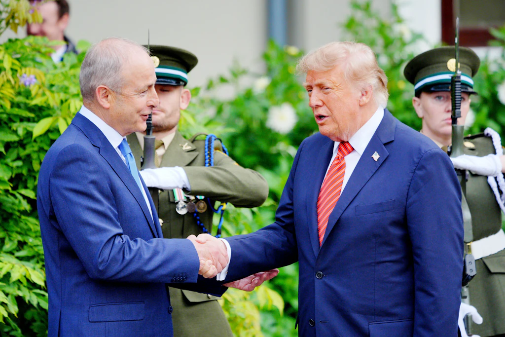 US-Präsident Donald Trump wird von Irlands Premierminister Micheál Martin im Farmleigh House zu einem Treffen begrüßt.