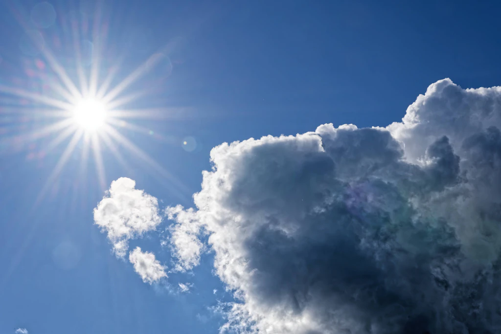 Über Deutschland stehen an diesem Samstag Sonne und Wolken nebeneinander: Im Südwesten werden bis zu 27 Grad erreicht, am Sonntag zieht Regen auf.