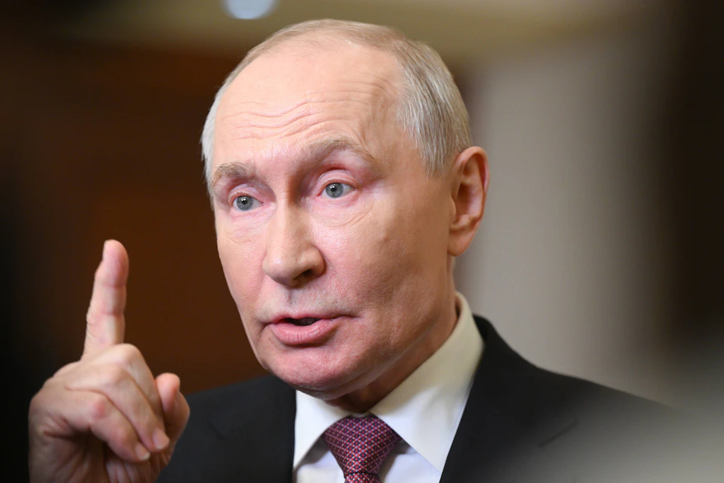 Wladimir Putin spricht am Samstag am Rande des Brics-Gipfels in Neu-Delhi mit Journalisten.