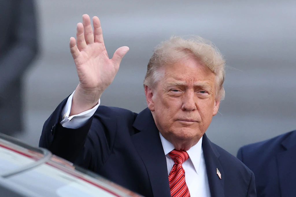 US-Präsident Donald Trump trifft zu Beginn seiner Reise in Irland mit der Air Force One am Flughafen Dublin ein.