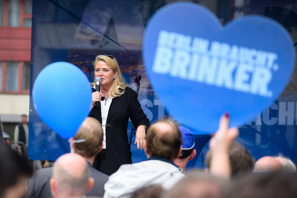AFD-Spitzenkandidatin Kristin Brinker spricht beim&nbsp; Wahlkampf-Finale in Berlin-Charlottenburg.