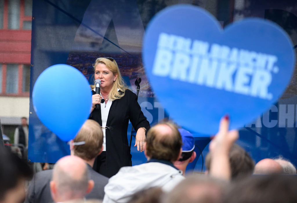 AfD-Wahlkampffinale in Charlottenburg: 150 Anhänger, 300 Gegendemonstranten