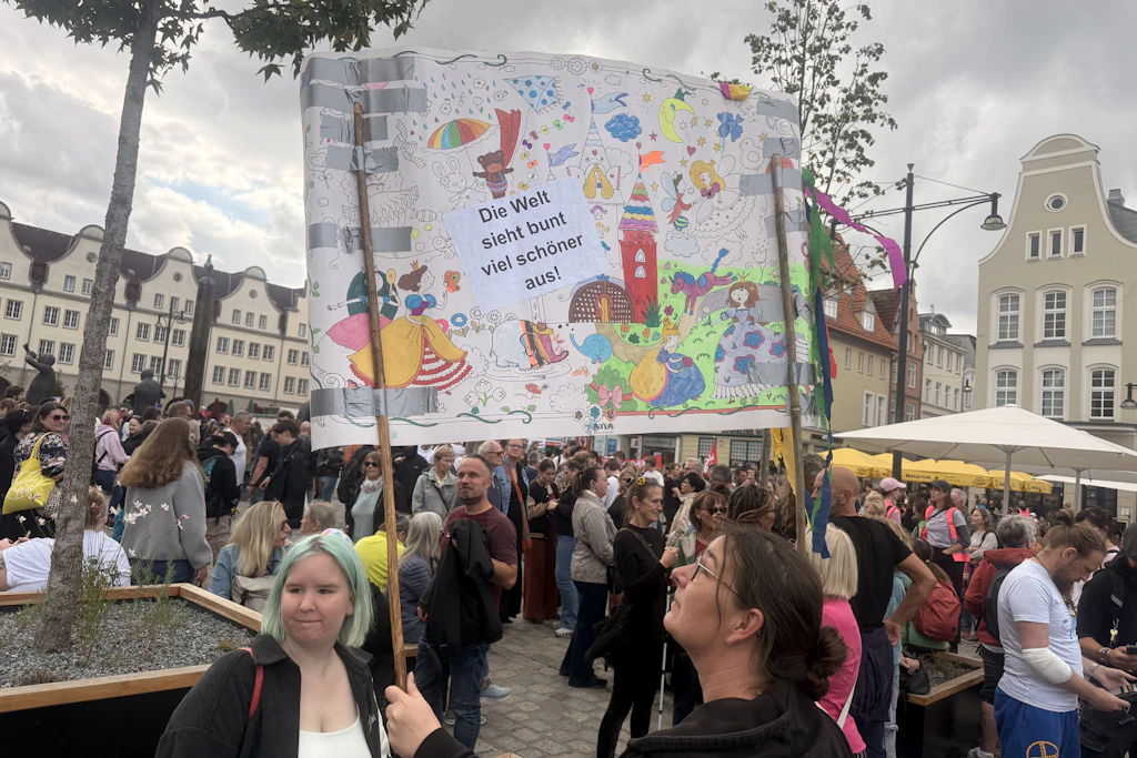 Annika Saefkow und ihre 17-jährige Tochter Any bei der Demonstration in Rostock. Ihr Plakat trägt die Botschaft: „Die Welt sieht bunt viel schöner aus“.