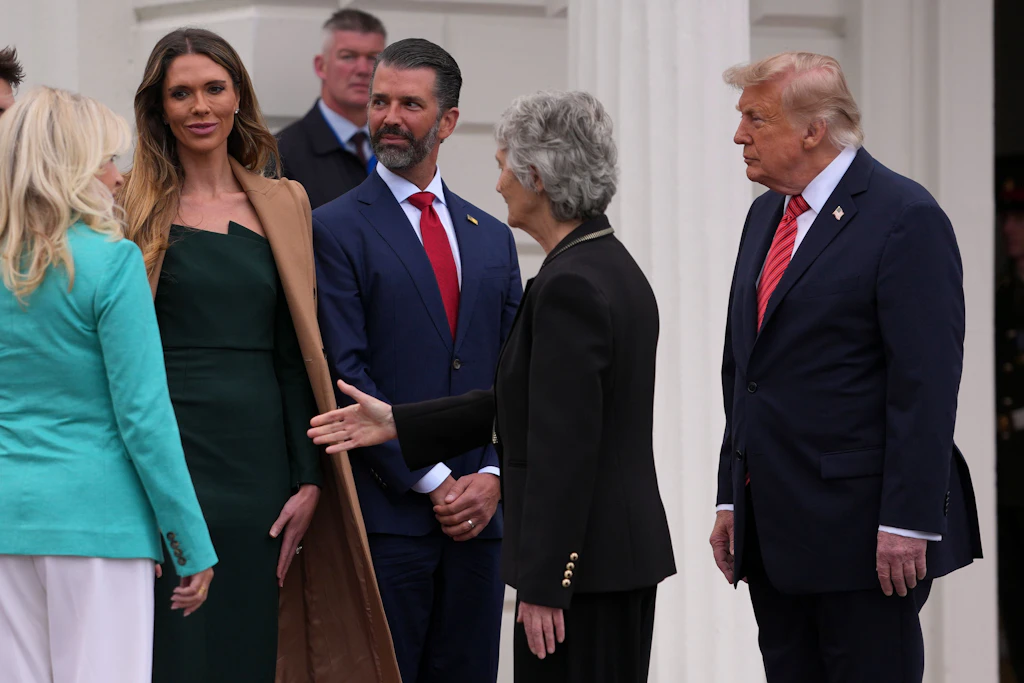 Die irische Präsidentin Catherine Connolly begrüßen nach US-Präsident Donald Trump (r) dessen Familie, Donald Trump Jr. (M) und seine Frau Bettina 2.v.l) im Aras an Uachtarain.