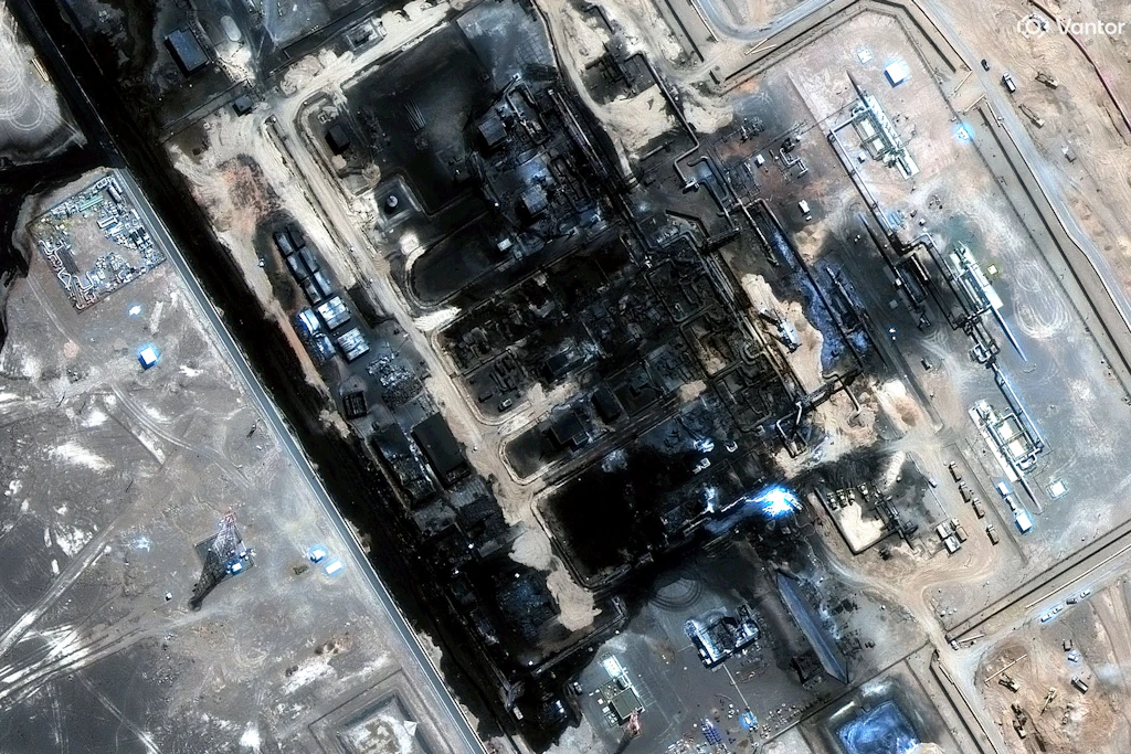Dieses von Vantor zur Verfügung gestellte Satellitenbild zeigt die Folgen des jüngsten Drohnenangriffs auf die Ost-West-Pipeline in Saudi-Arabien.
