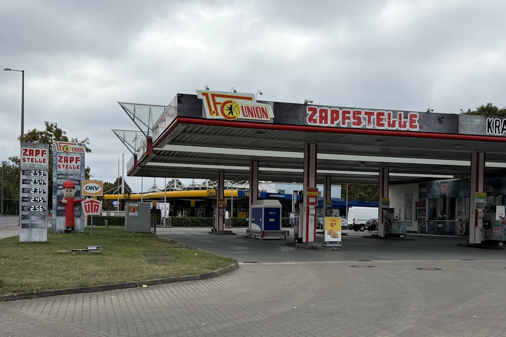 Auch die benachbarte Zapfstelle war bei diesen Preisen wie leergefegt.