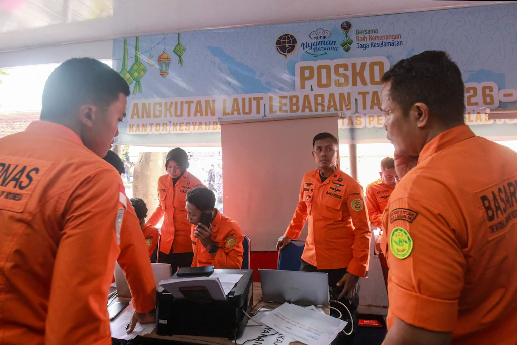 Einsatzkräfte der indonesischen Rettungsbehörde Basarnas koordinieren im Hafen von Banjarmasin die Rettungsaktion für die Virgo Transport 8.