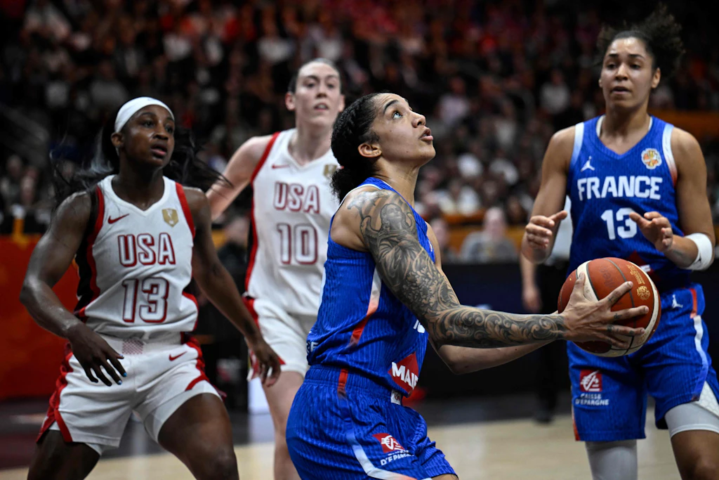 Gabby Williams (am Ball) zeigte sich für Frankreich besonders treffsicher.