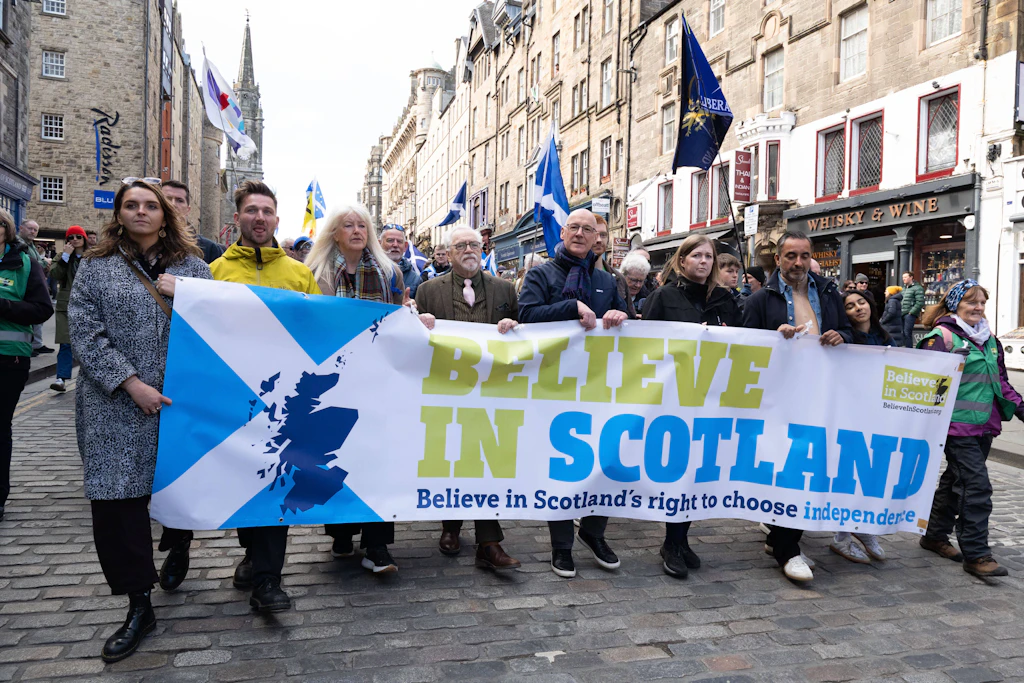 Schottlands Regierungschef John Swinney marschiert im März 2026 in Edinburgh mit Befürwortern der schottischen Unabhängigkeit.