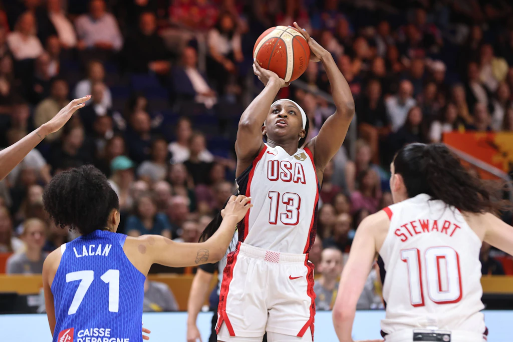 Die USA wieder oben auf: Die Amerikanerinnen mit einer treffsicheren Jackie Young (am Ball) sind zum 12. Mal Basketball-Weltmeister.