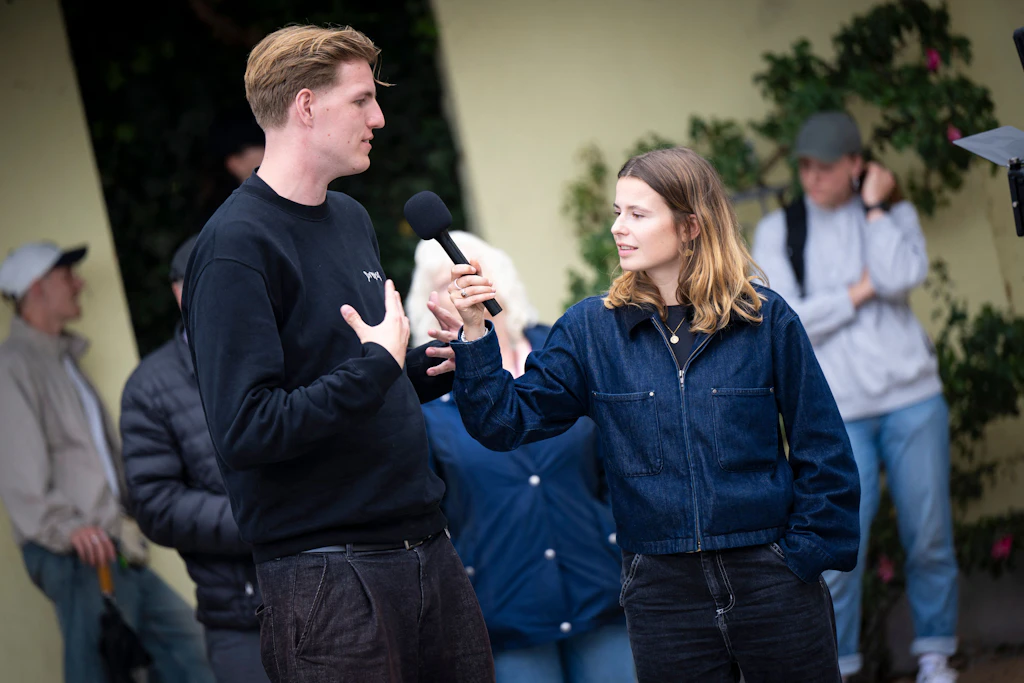Marcant und Luisa Neubauer stehen bei einer AfD-Wahlkampfveranstaltung.