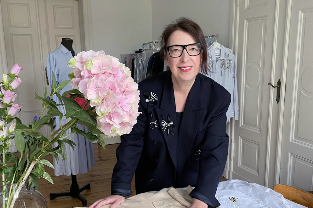 Atelier in den eigenen vier Wänden: Anne Berneckers Designs entstehen stets in Handarbeit.