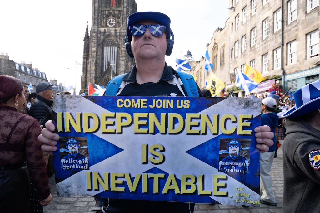 Ein Demonstrant wirbt Anfang September in Edinburgh für die Unabhängigkeit Schottlands.