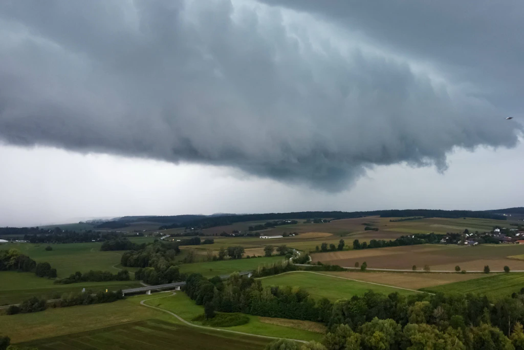 Über 20 Liter Regen: Heute zieht eine Front quer durchs Land