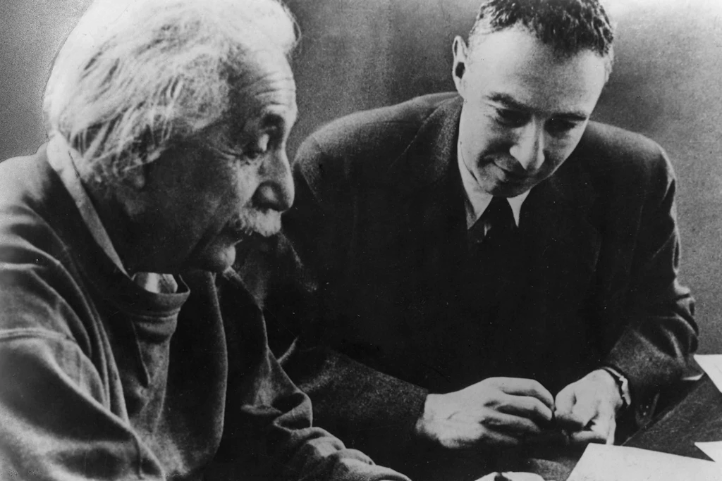Albert Einstein (li..) und J. Robert Oppenheimer (re.)