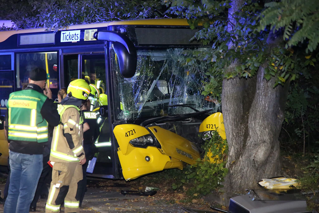 Busunfall in Berlin-Neukölln: 11 Verletzte nach Kollision mit Baum