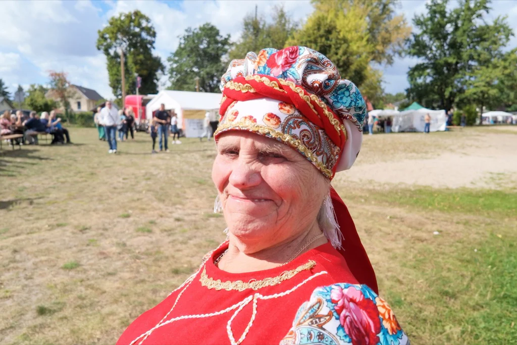 Irina kam in den Neunzigerjahren als Wolgadeutsche aus Sibirien nach Deutschland. Hier am Rande eines Konzertes zur 777-Jahr-Feier in Krummensee (Mittenwalde, Brandenburg).